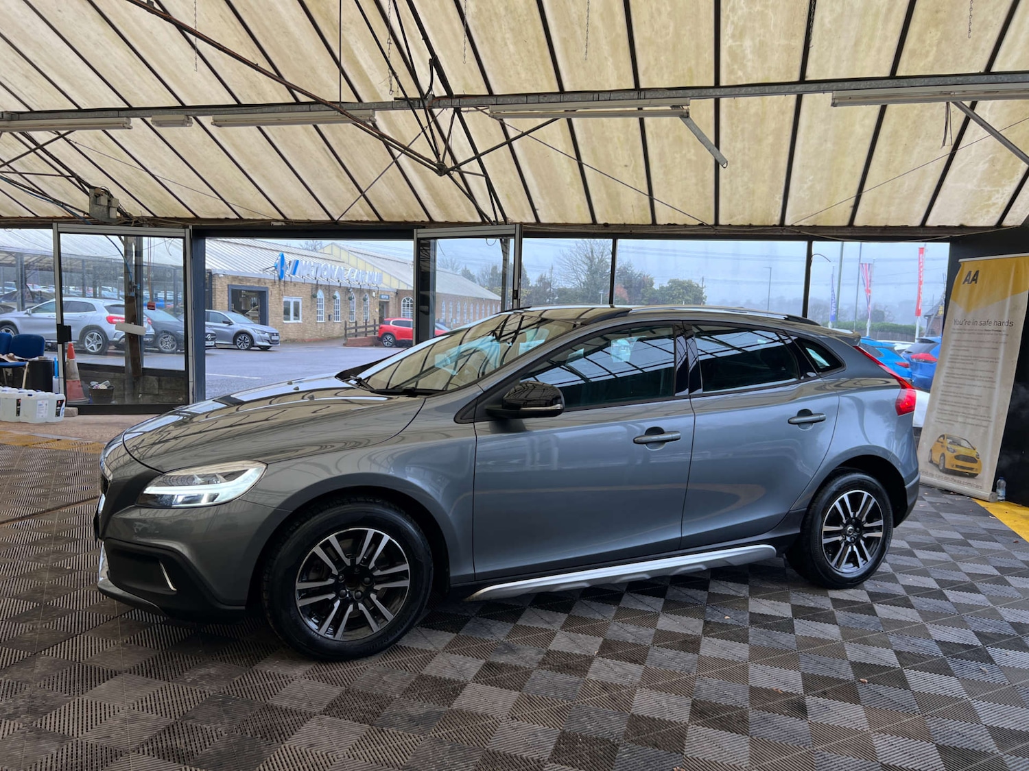 Used Volvo V40 2017 for sale - 77702613: Photo 5