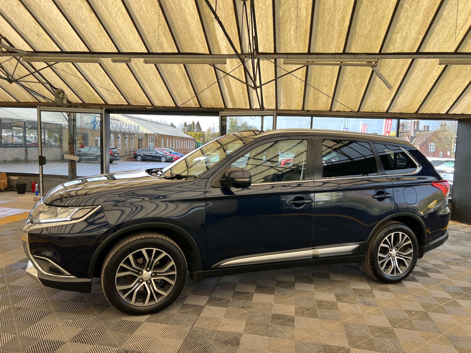 Used Mitsubishi Outlander 2017 for sale - 77888857: Photo 4