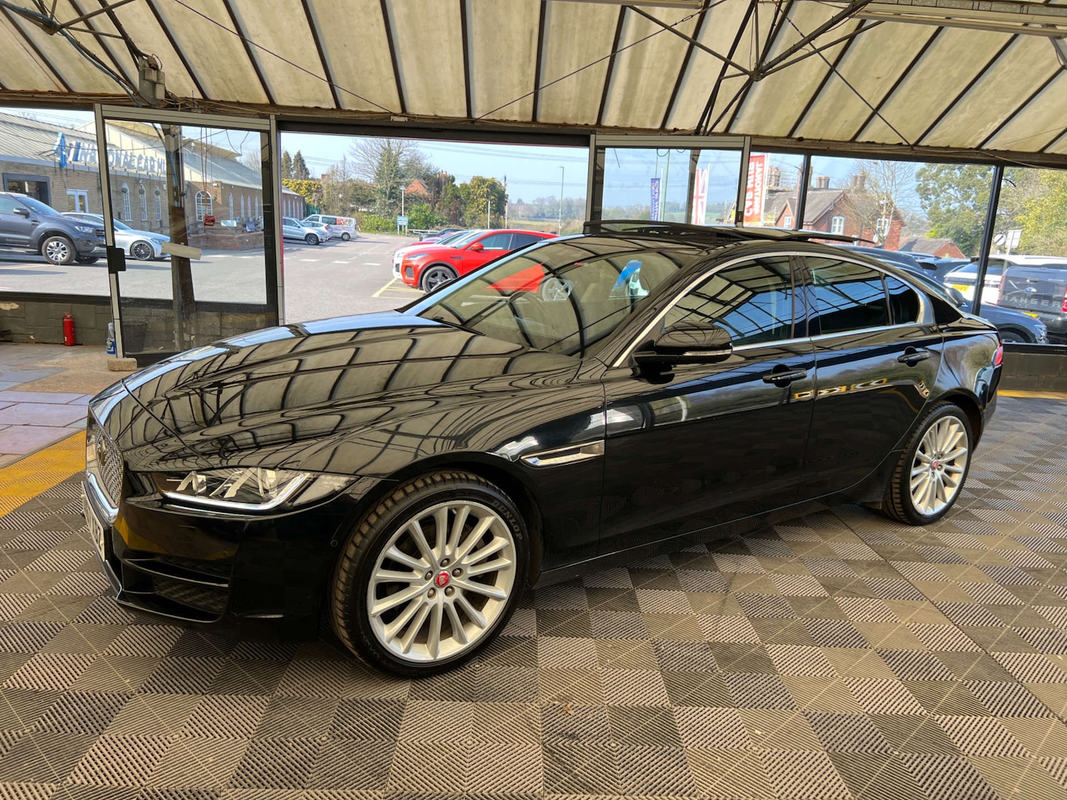 Used Jaguar XE 2017 for sale - 77979874: Photo 4