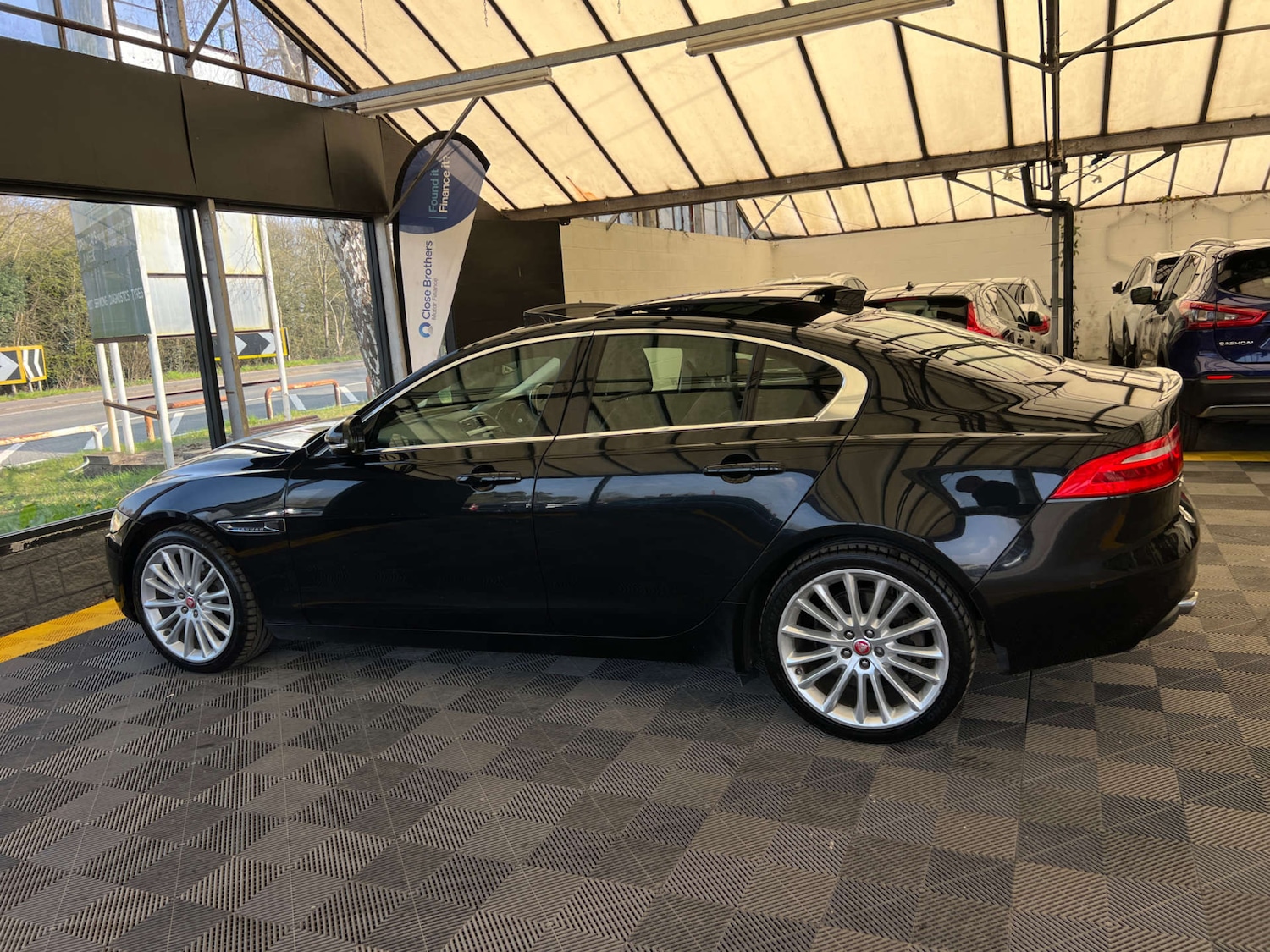 Used Jaguar XE 2017 for sale - 77979874: Photo 5