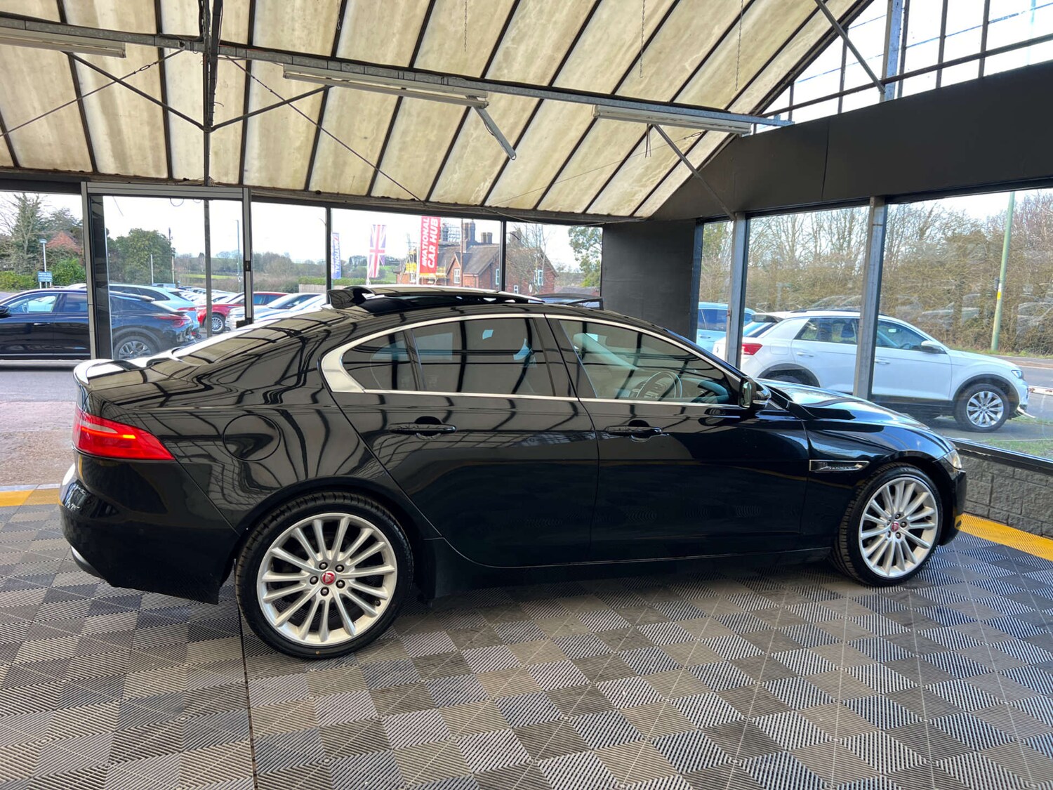 Used Jaguar XE 2017 for sale - 78056715: Photo 9