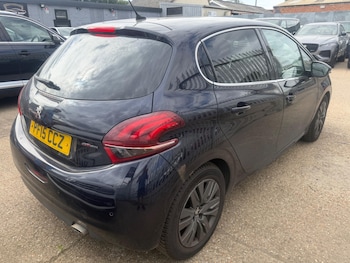 Used Peugeot 208 2015 for sale - 79049901: Photo