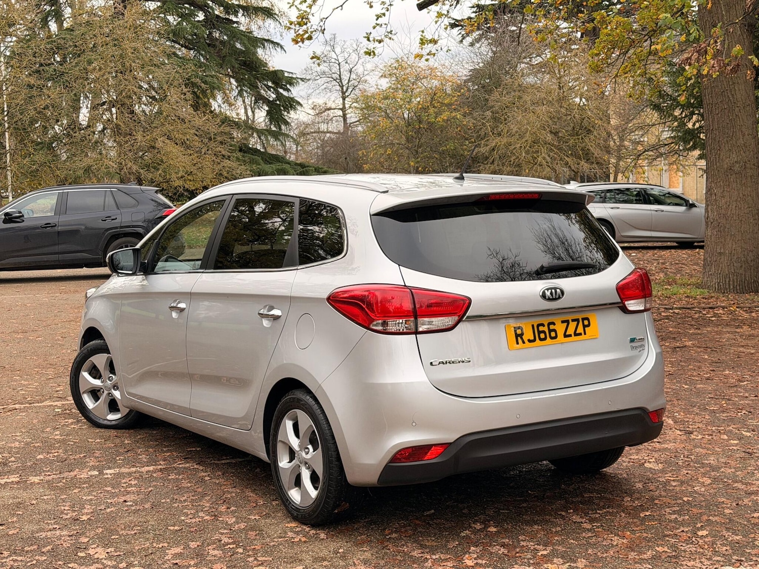 Used Kia Carens for sale - 76633347: Photo 2