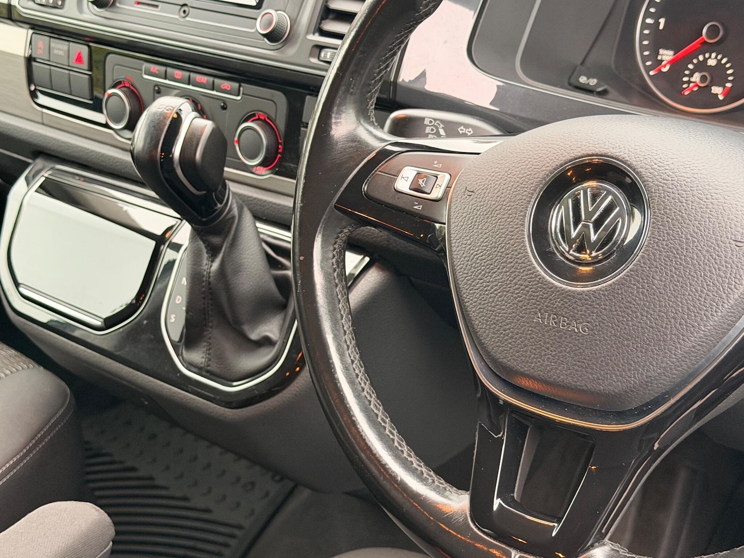 Used Volkswagen Caravelle 2017 for sale - 76152386: Photo 30