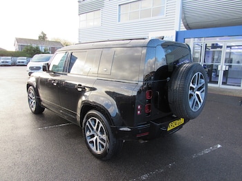 Used Land Rover Defender 110 2024 for sale - 76986515: Photo