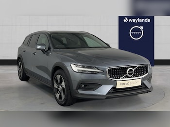 Used Volvo V60 2019 for sale - 76312311: Photo