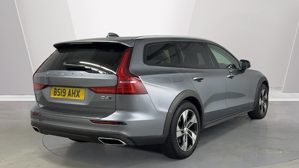 Used Volvo V60 2019 for sale - 76312311: Photo 2