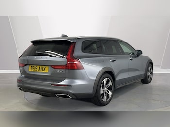 Used Volvo V60 2019 for sale - 76312311: Photo