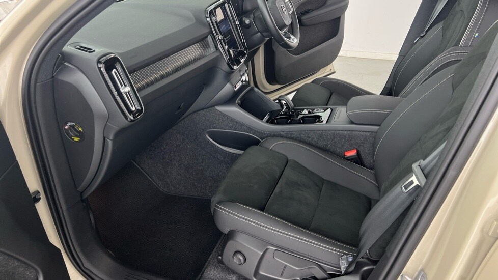 Used Volvo XC40 2024 for sale - 76552469: Photo 41
