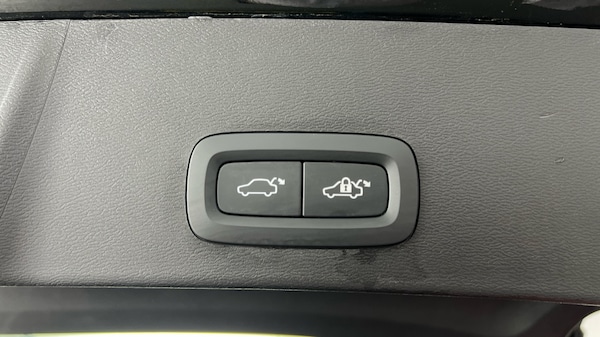 Used Volvo XC40 2023 for sale - 75664869: Photo 46