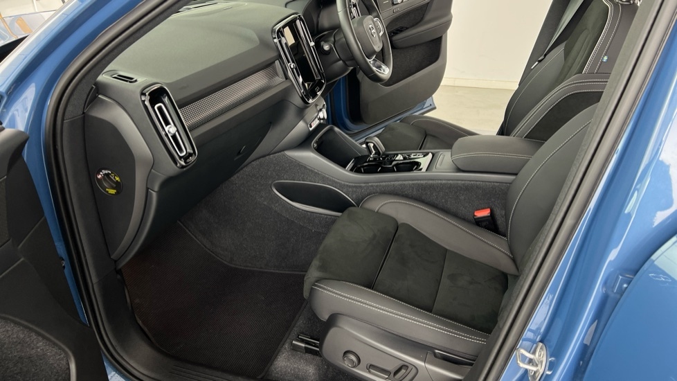 Used Volvo XC40 2023 for sale - 77145855: Photo 42