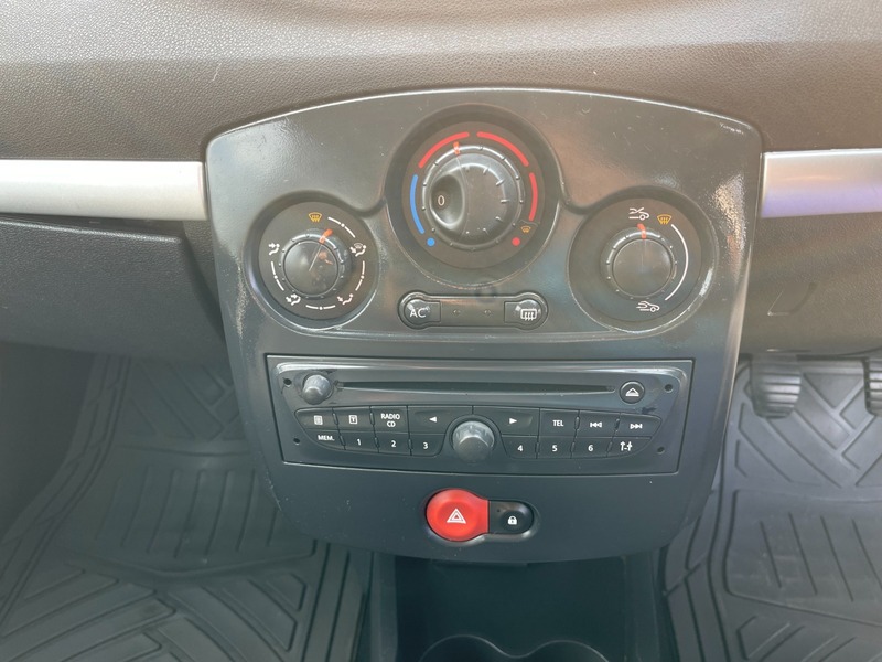 Used Renault Clio 2011 for sale - 76706580: Photo 31