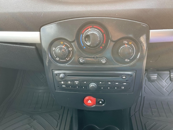 Used Renault Clio 2011 for sale - 74564734: Photo 31