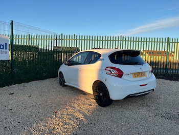 Used Peugeot 208 2013 for sale - 77249047: Photo