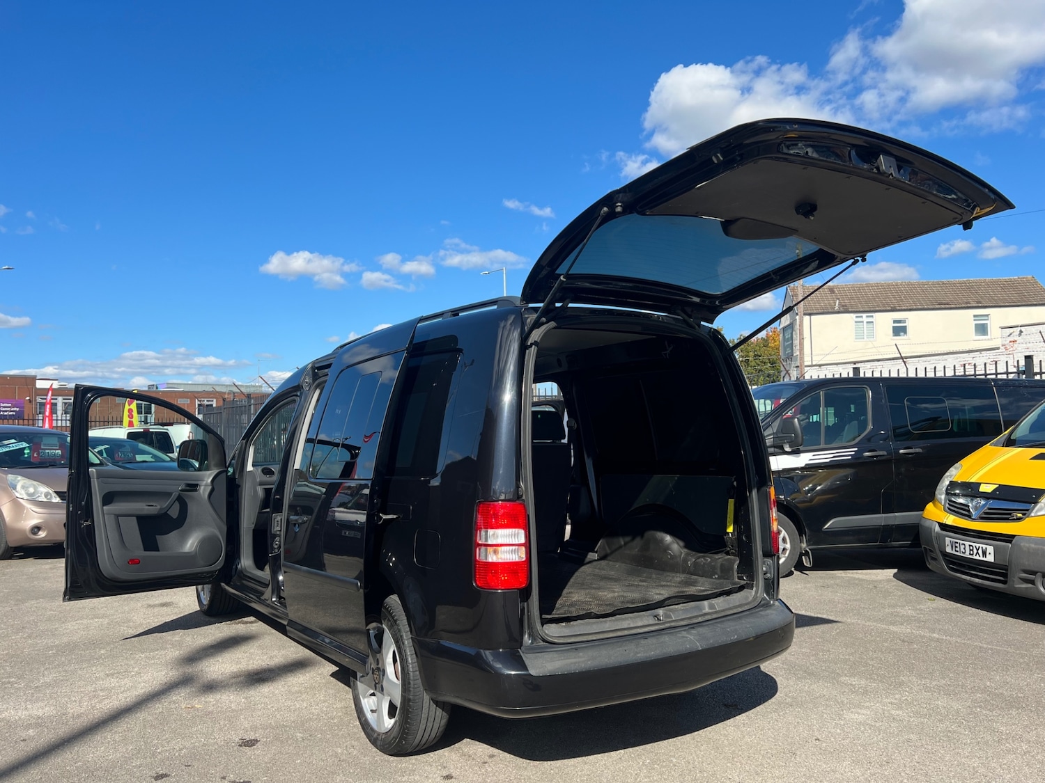 Used Volkswagen Caddy Maxi 2012 for sale - 76026166: Photo 1