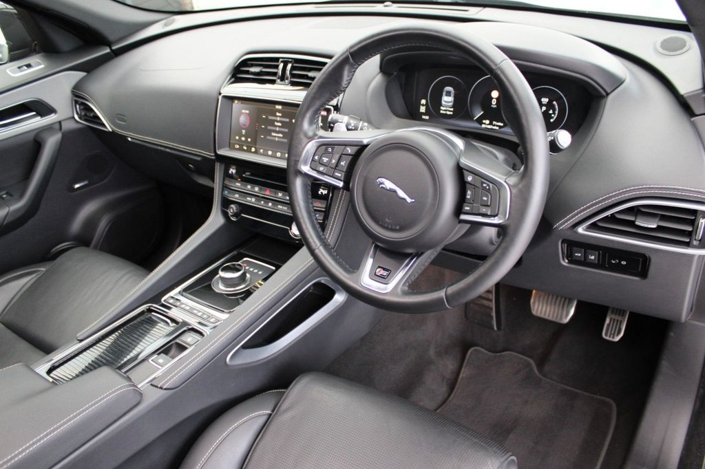 Used Jaguar F-Pace 2018 for sale - 76345158: Photo 4
