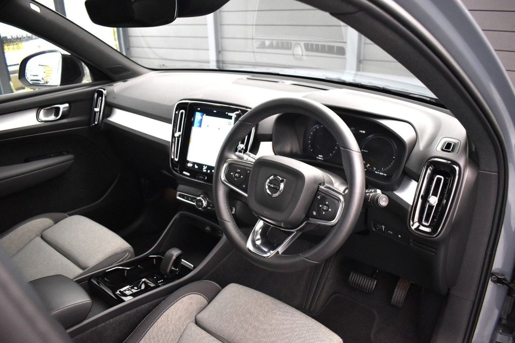 Used Volvo XC40 2023 for sale - 77436422: Photo 2