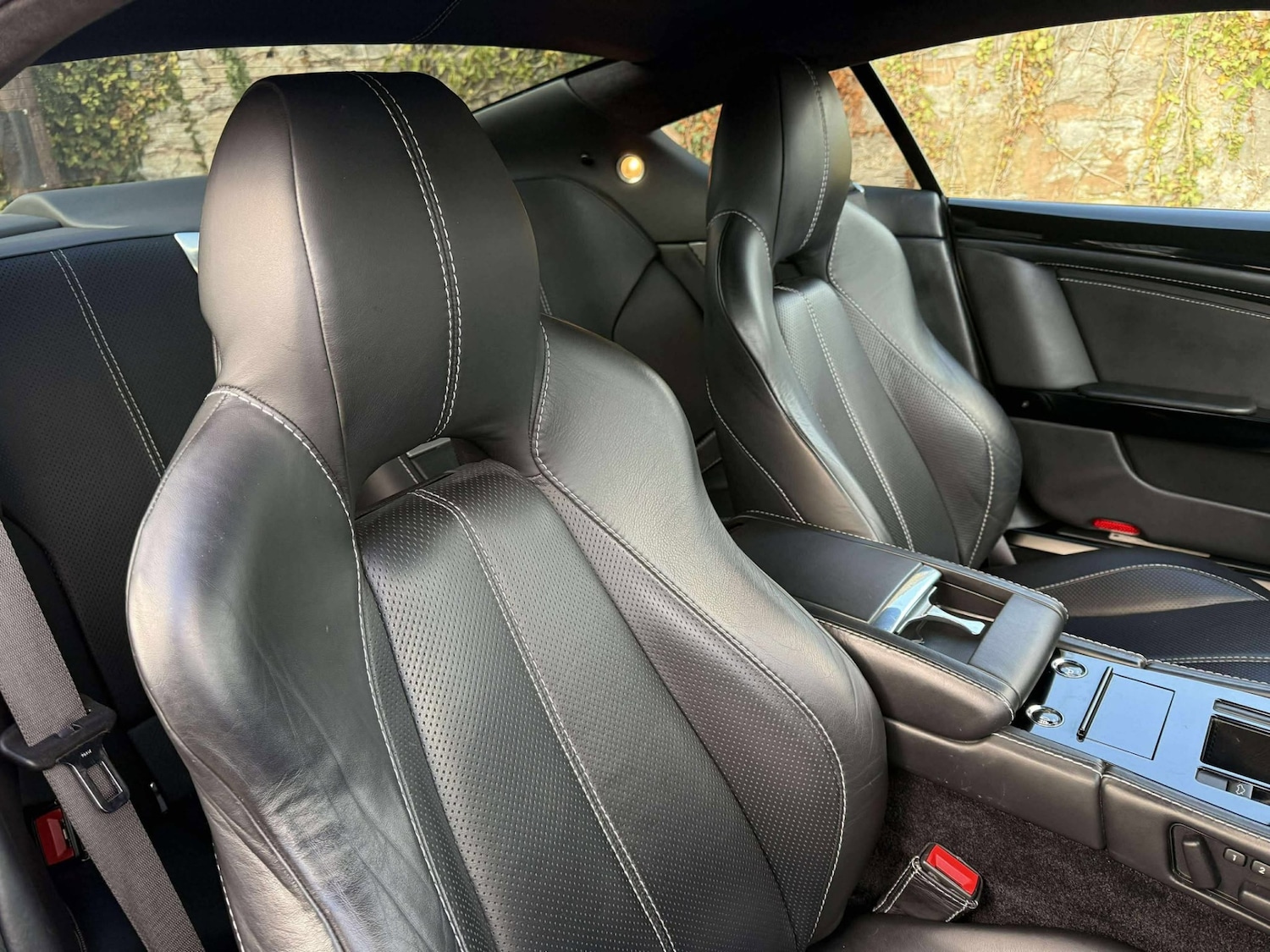 Used Aston Martin DB9 2012 for sale - 76569372: Photo 3