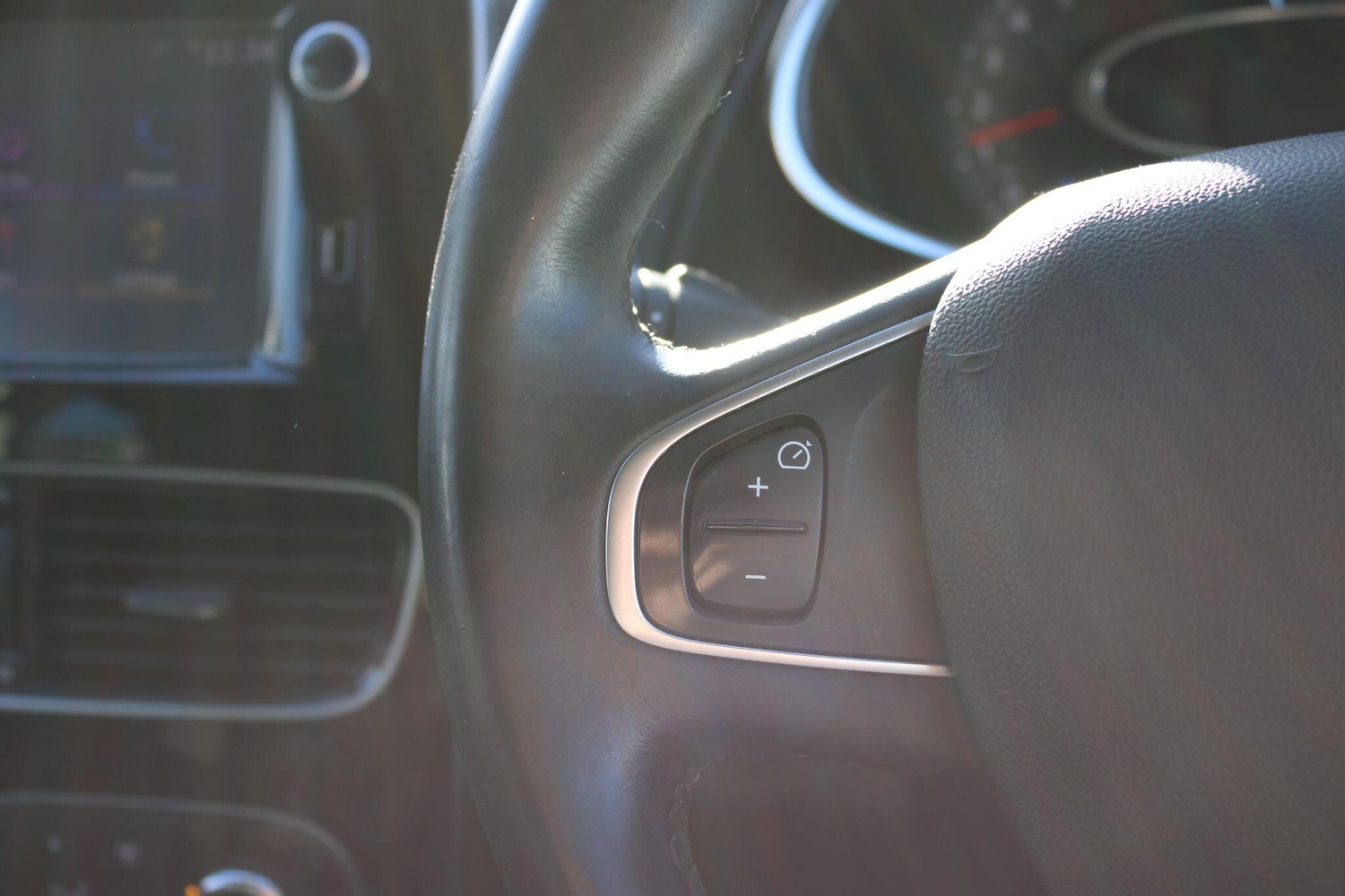 Used Renault Clio 2018 for sale - 76918576: Photo 25