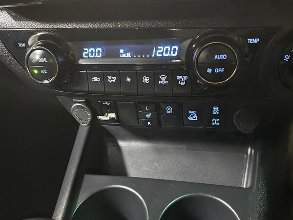 Used Toyota Hilux 2023 for sale - 75490550: Photo 12