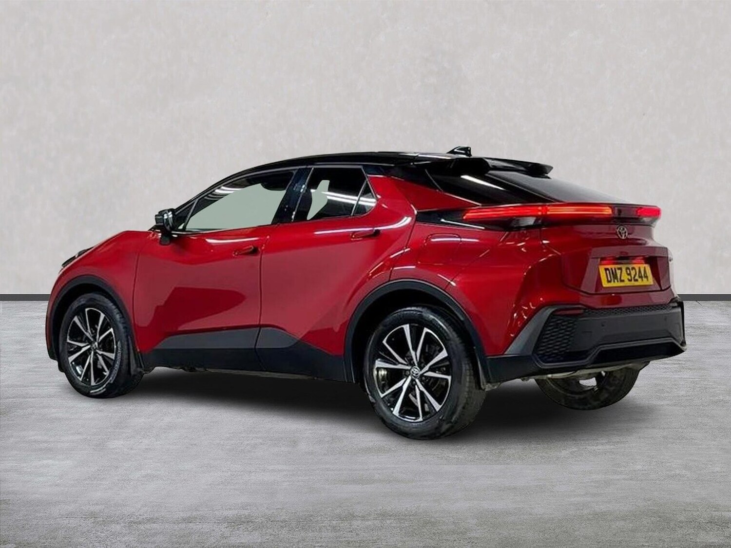 Used Toyota C-HR 2024 for sale - 76628027: Photo 2