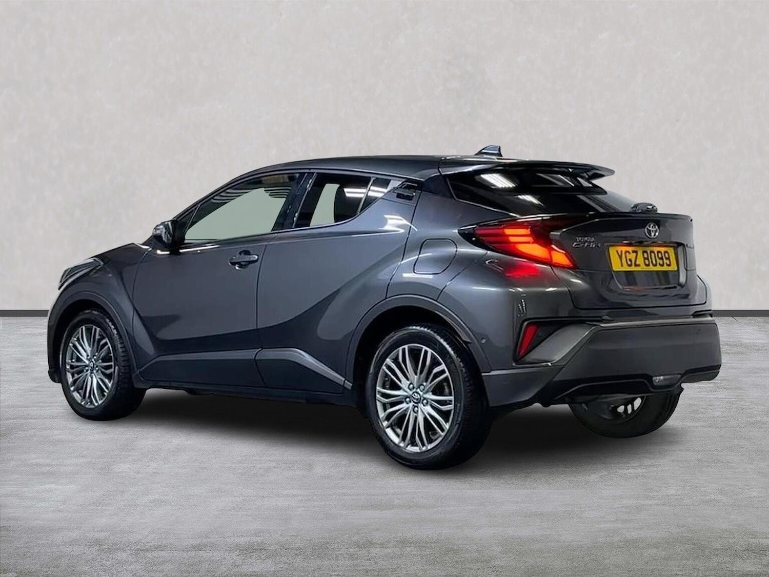 Used Toyota C-HR 2023 for sale - 76931612: Photo 2