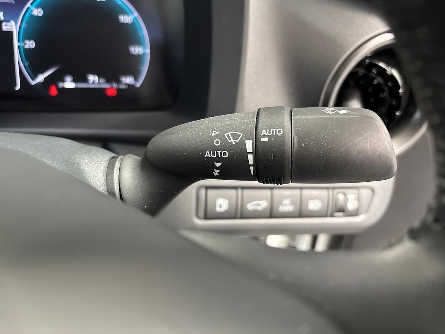 Used Toyota C-HR 2024 for sale - 76588589: Photo 27