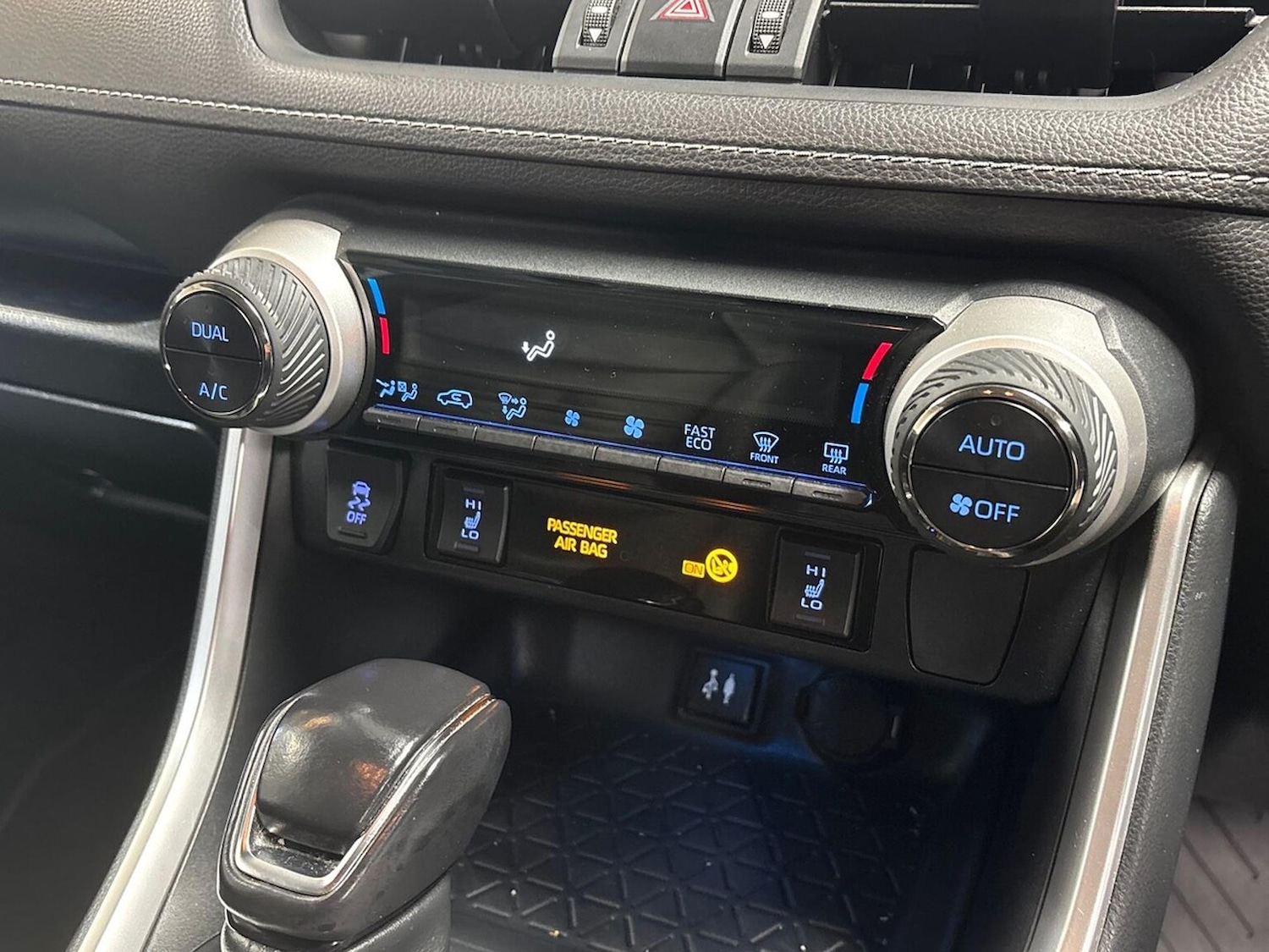 Used Toyota RAV4 2019 for sale - 76101404: Photo 12