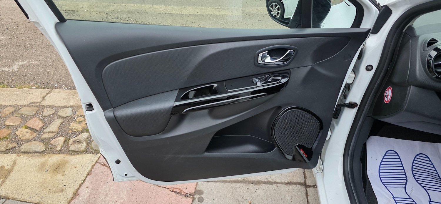 Used Renault Clio 2014 for sale - 77371729: Photo 11