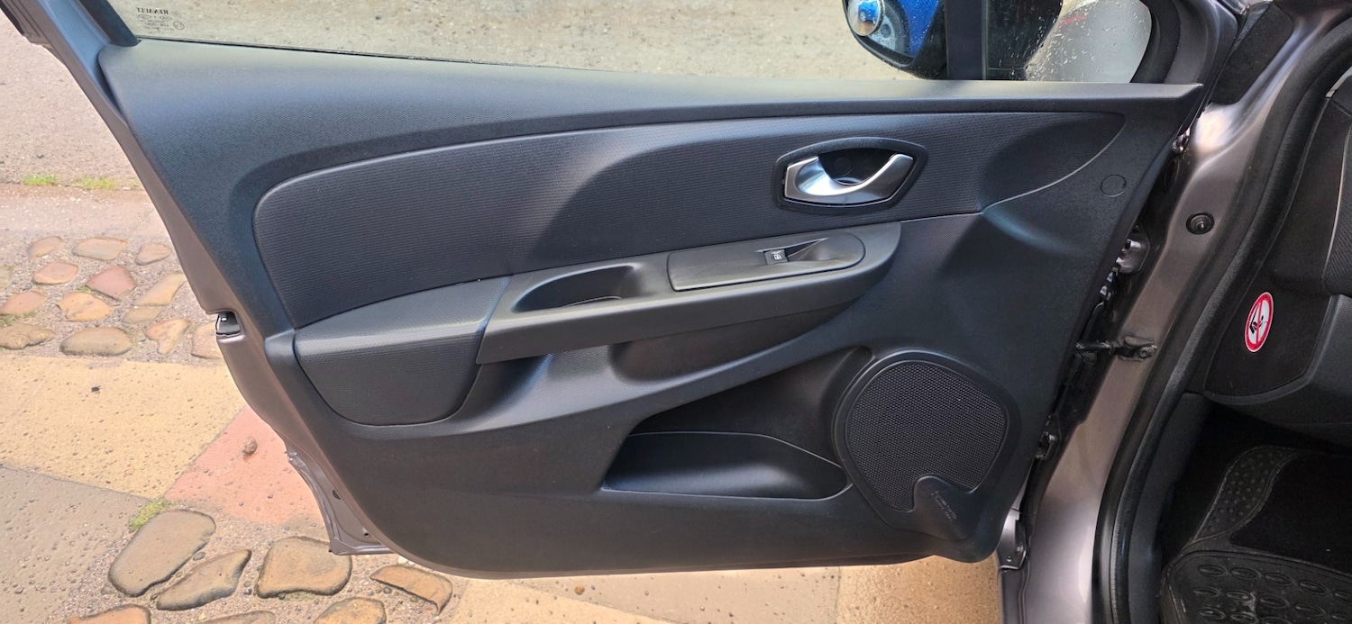 Used Renault Clio 2015 for sale - 77107859: Photo 10