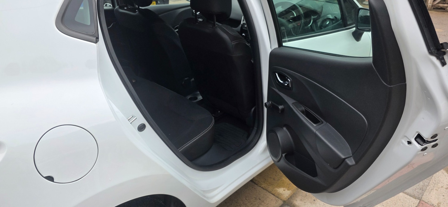 Used Renault Clio 2014 for sale - 76179102: Photo 16