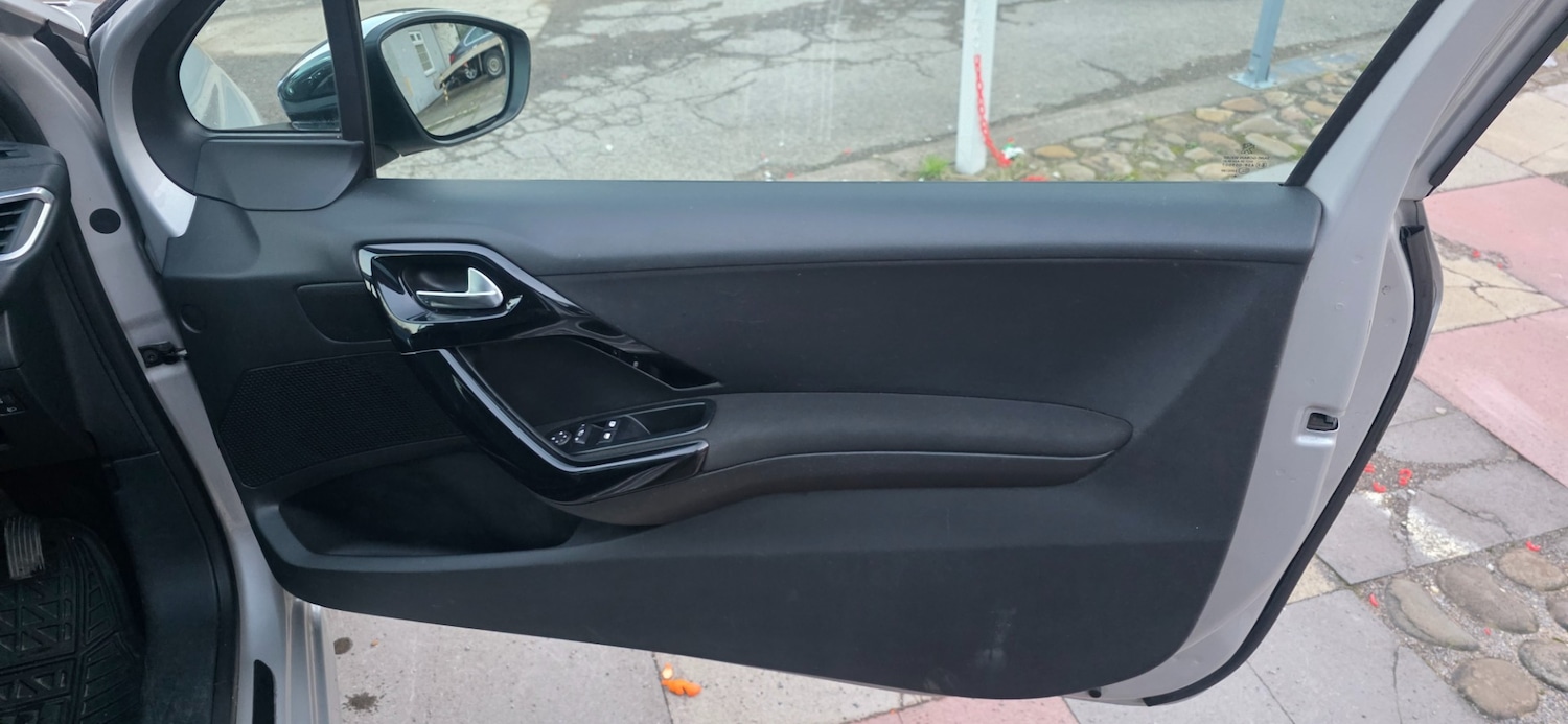 Used Peugeot 208 2015 for sale - 76837569: Photo 13