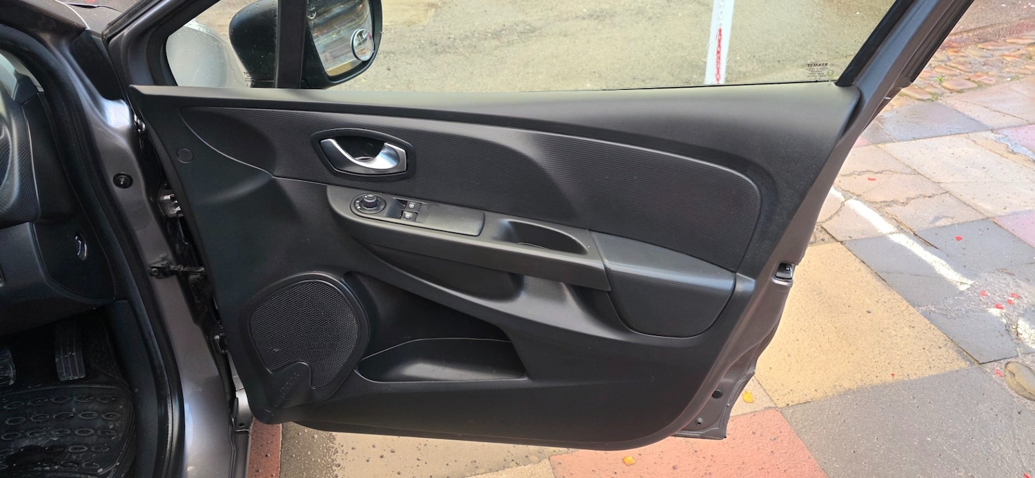 Used Renault Clio 2015 for sale - 76952601: Photo 15