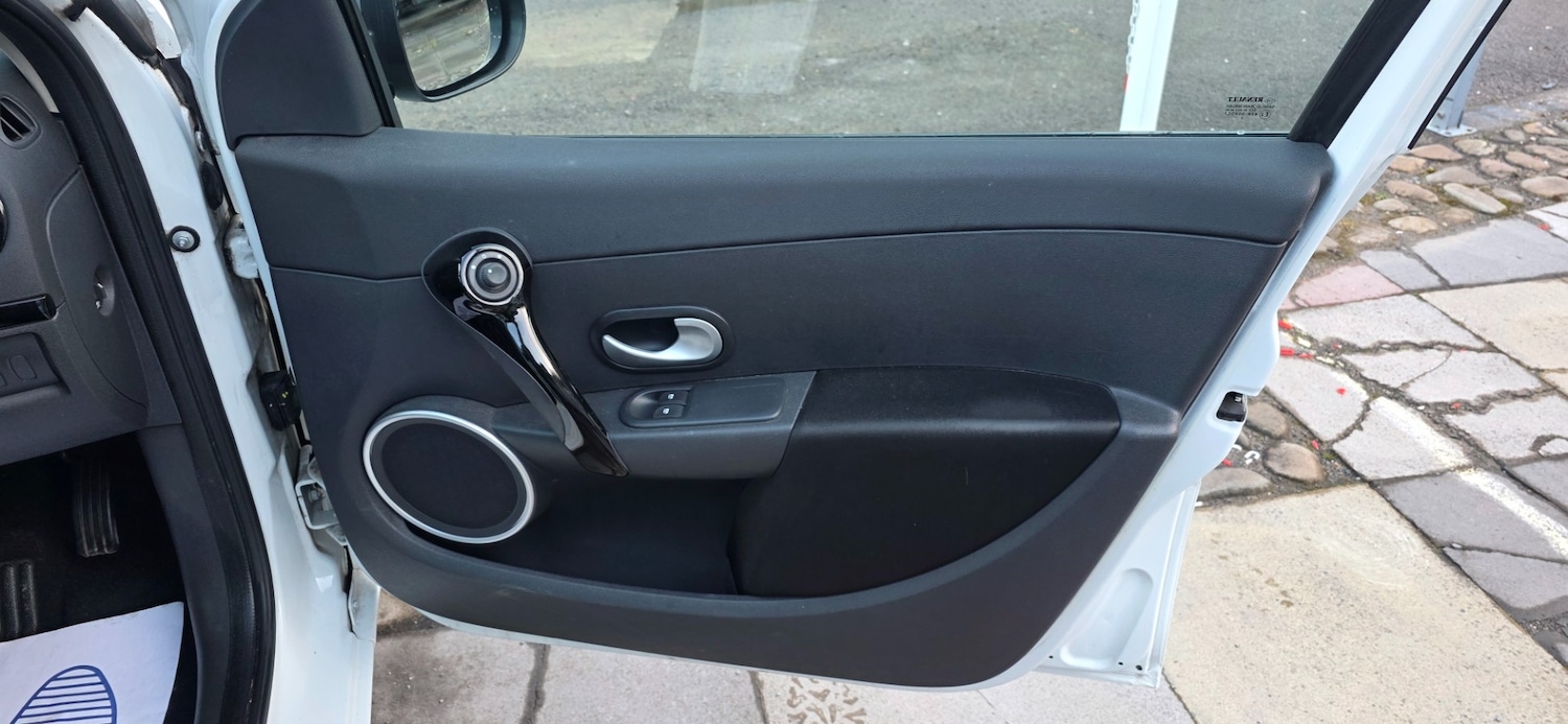 Used Renault Clio 2012 for sale - 77685822: Photo 17