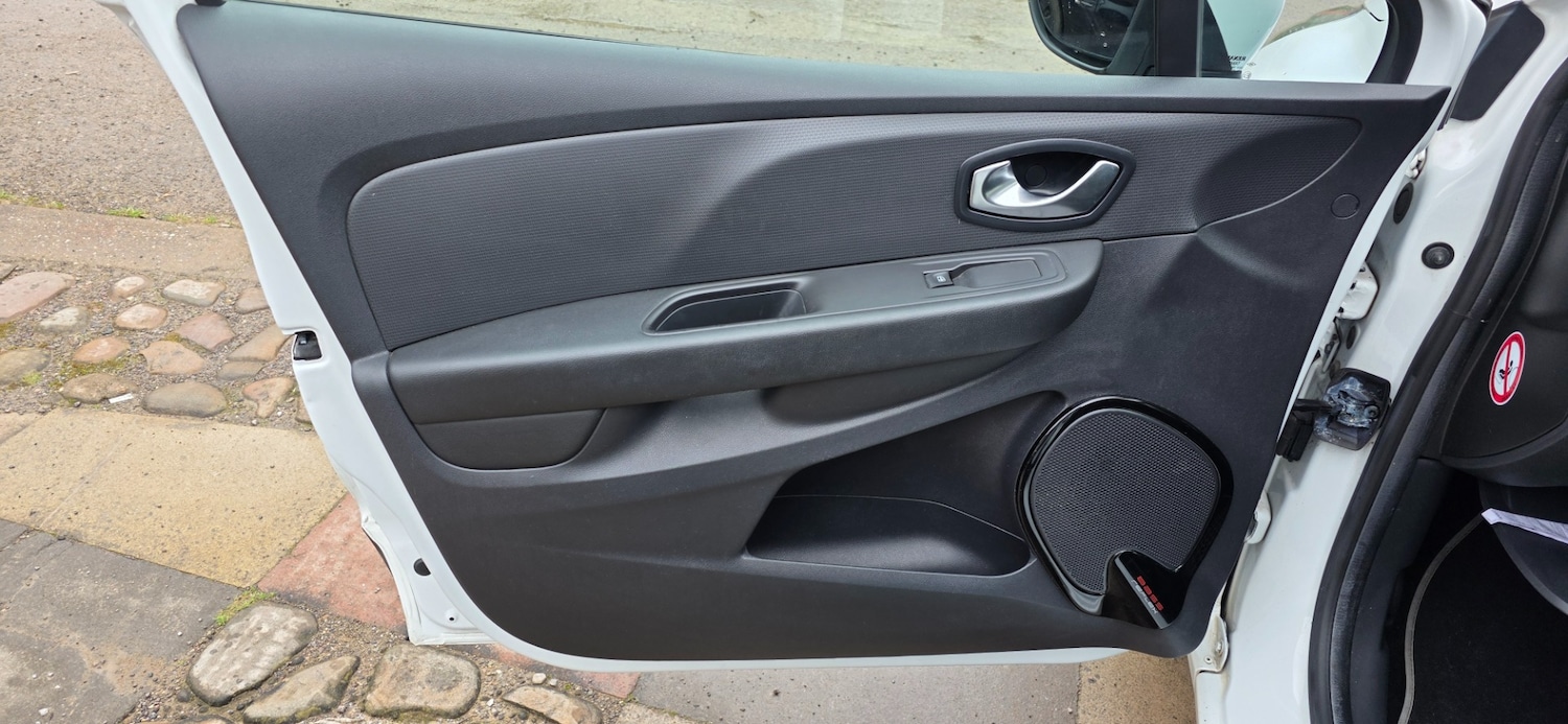 Used Renault Clio 2017 for sale - 77846690: Photo 9