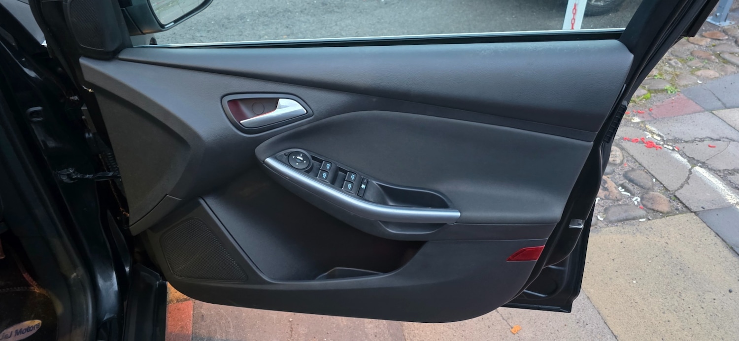 Used Ford Focus 2013 for sale - 76957100: Photo 16