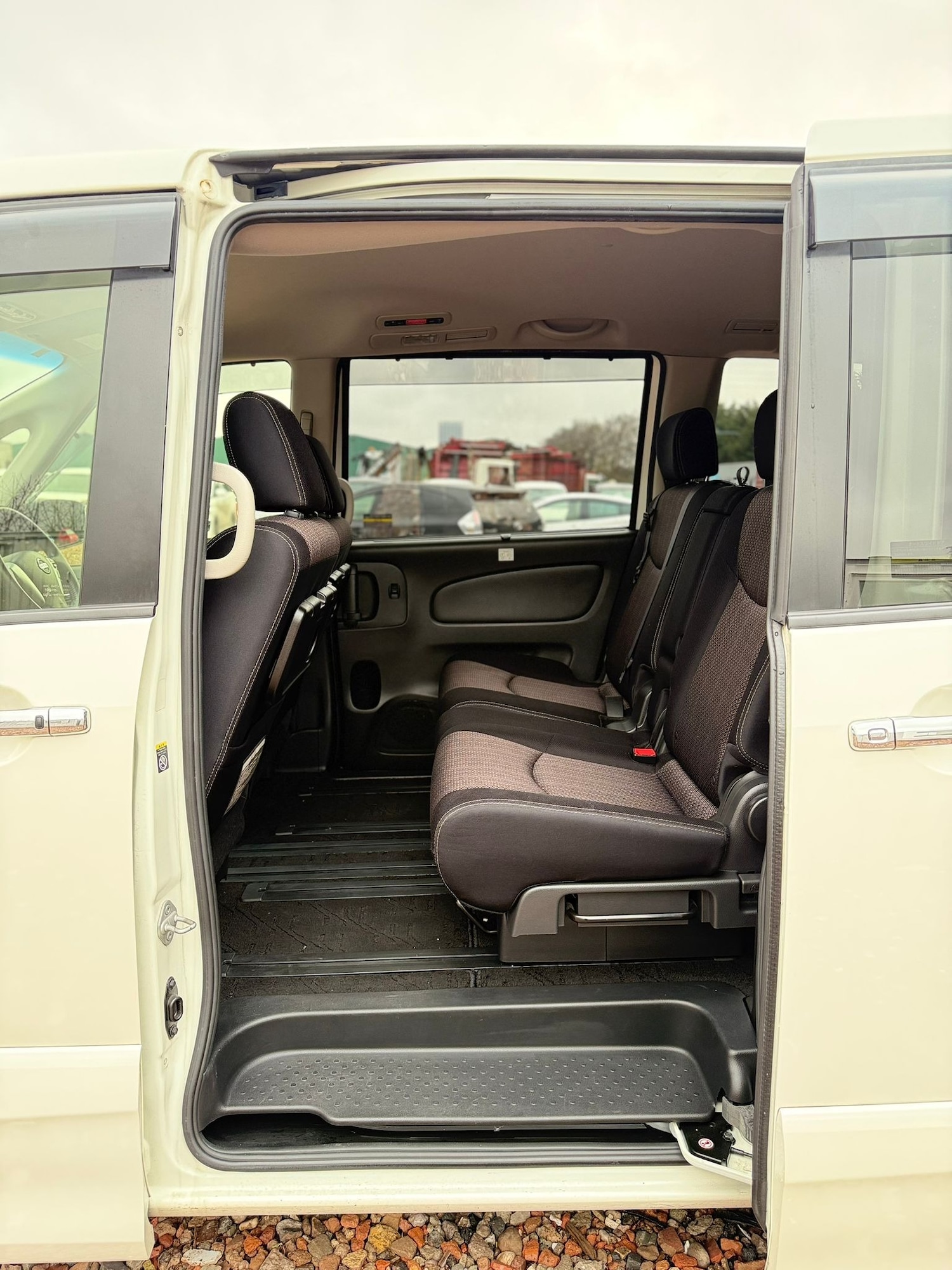 Used Nissan Serena 2014 for sale - 77715120: Photo 10