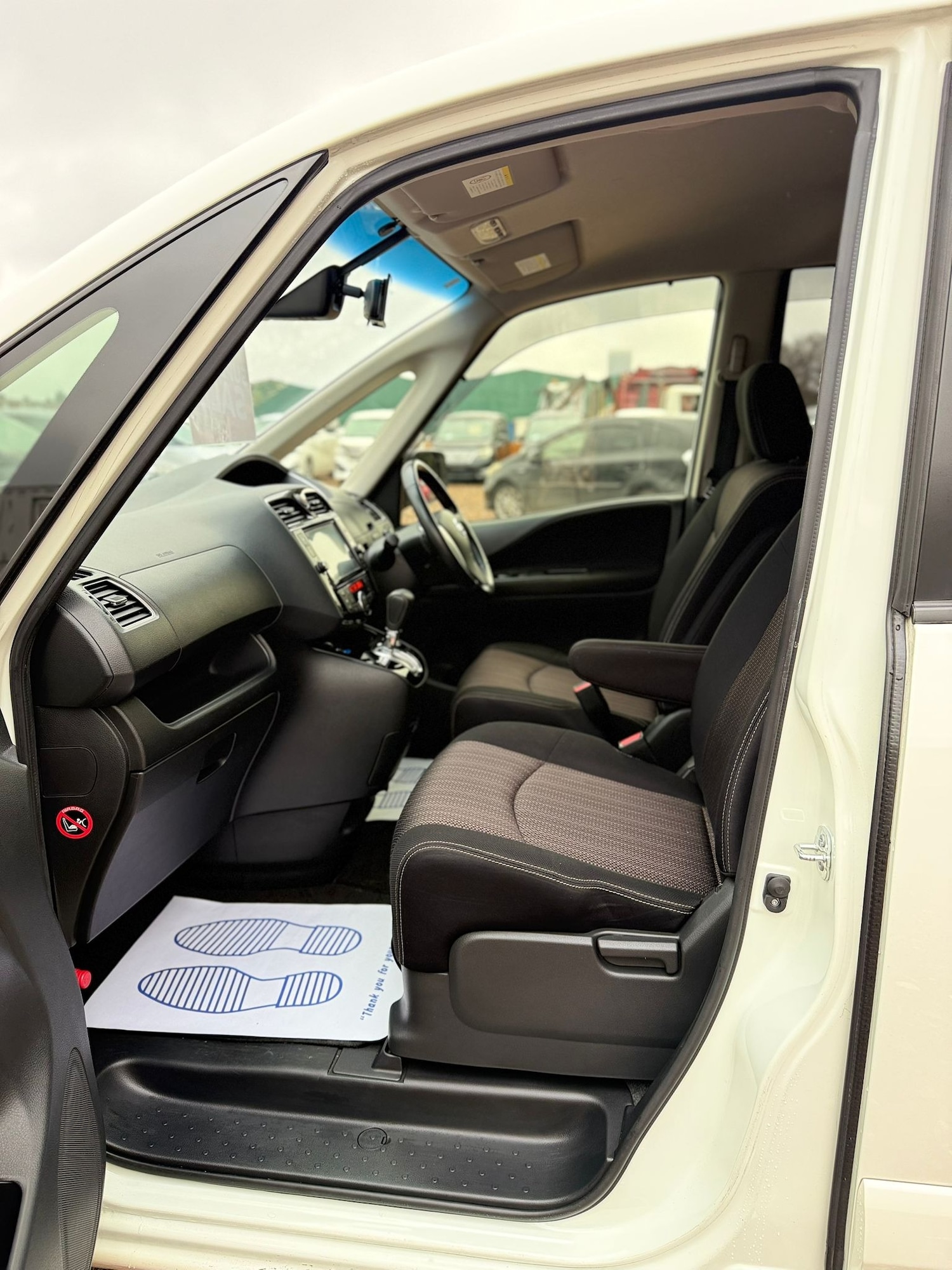 Used Nissan Serena 2014 for sale - 77715120: Photo 11