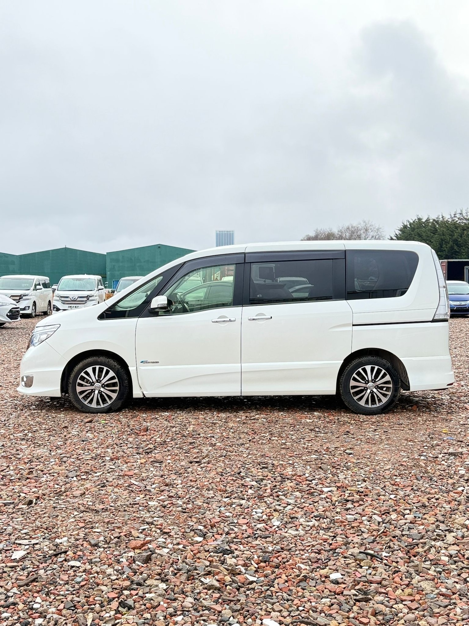 Used Nissan Serena 2014 for sale - 77715120: Photo 2