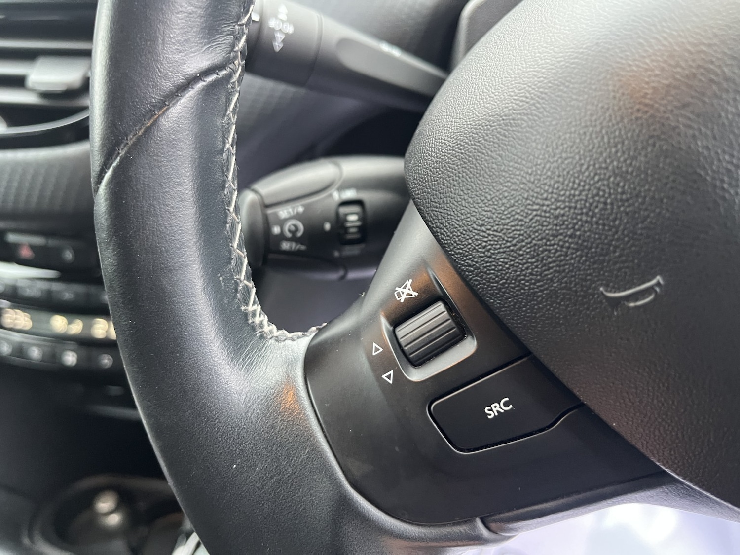 Used Peugeot 2008 2017 for sale - 77303605: Photo 15