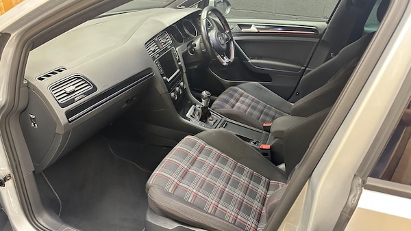 Used Volkswagen Golf 2016 for sale - 76072130: Photo 28
