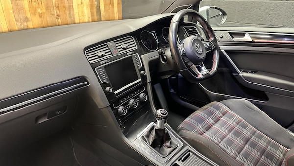 Used Volkswagen Golf 2016 for sale - 76072130: Photo 30