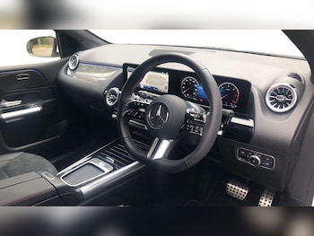 2025 (25) - B 200 AMG LINE EXECUTIVE 5-Door