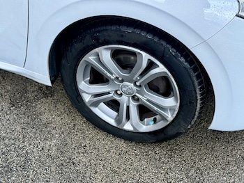 Used Peugeot 208 2013 for sale - 76423707: Photo