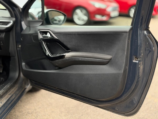 Used Peugeot 208 2015 for sale - 76137889: Photo 12