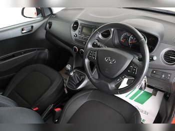 Used Hyundai i10 2018 for sale - 76989447: Photo