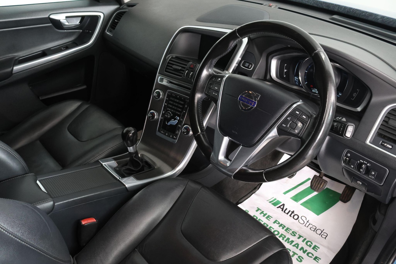 Used Volvo XC60 2015 for sale - 77120522: Photo 4