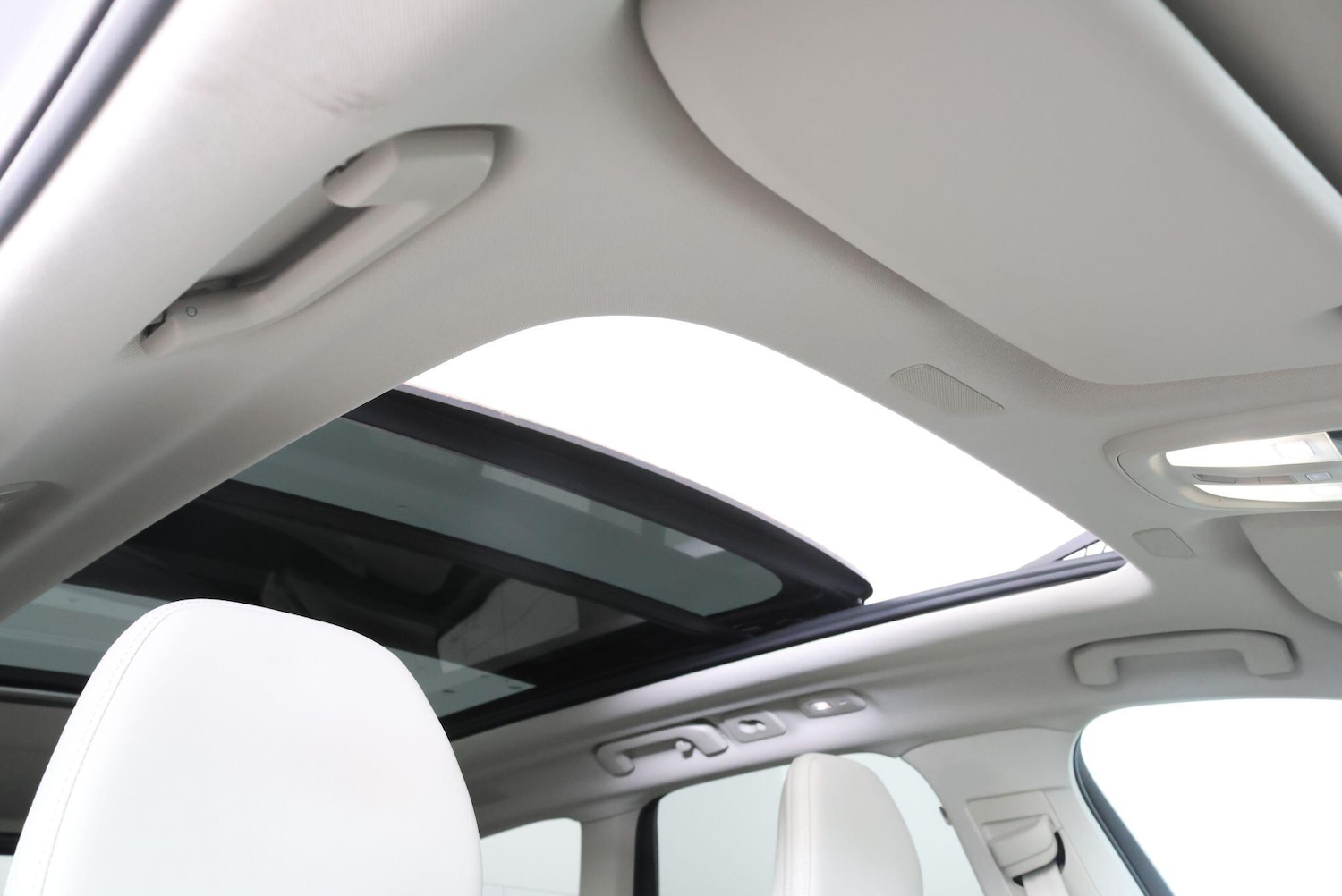 Used Volvo XC60 2023 for sale - 77705054: Photo 2