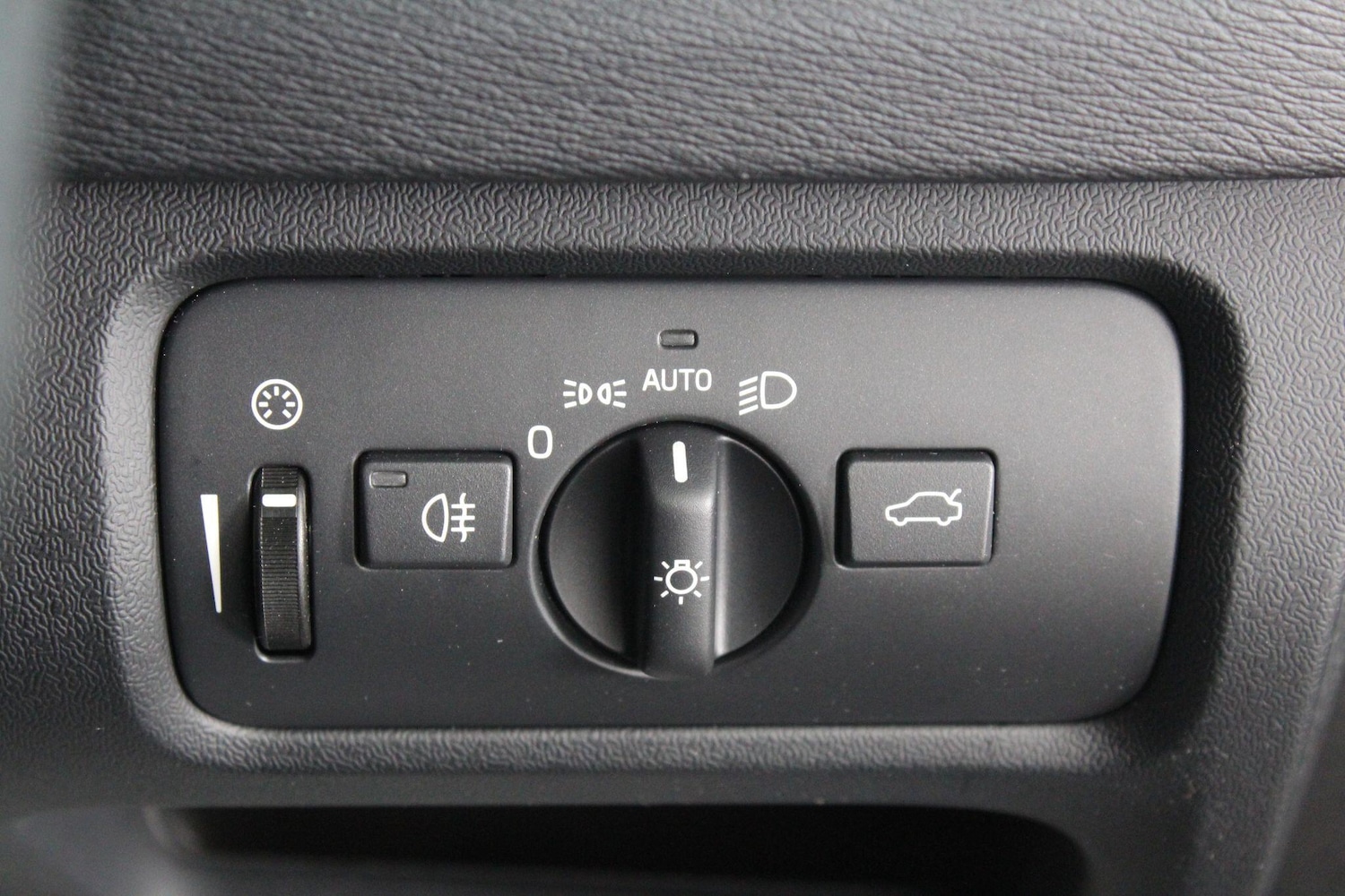 Used Volvo V40 2019 for sale - 76993618: Photo 42