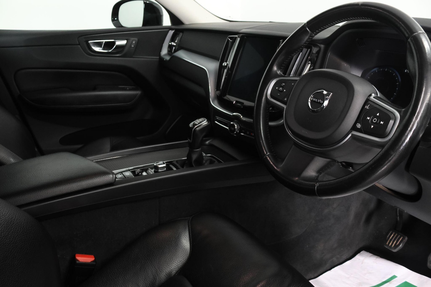 Used Volvo XC60 2018 for sale - 77120834: Photo 2